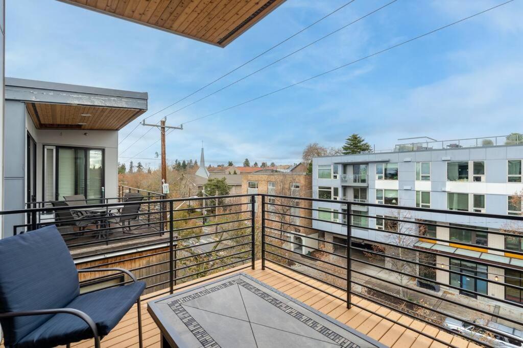 West Seattle'S Modern Townhome Экстерьер фото
