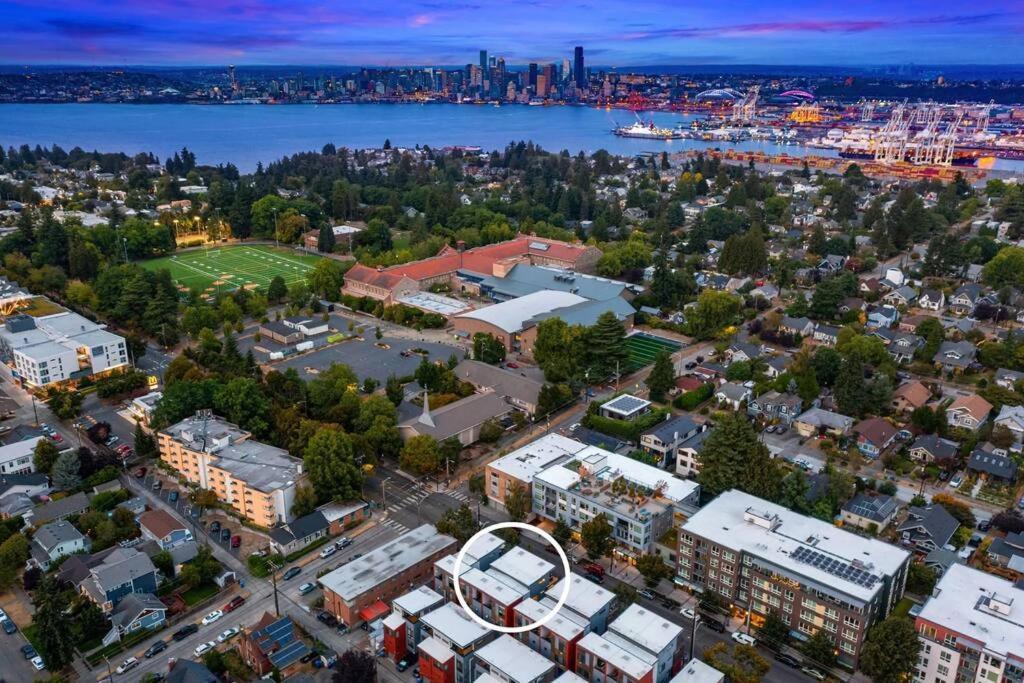 West Seattle'S Modern Townhome Экстерьер фото